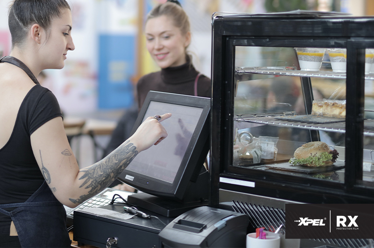 Kioske und Point-of-Sales-Systeme RXTM 10 kann auf große Flachbildschirme wie Kioske, POS-Systeme und kommerzielle Displays angewendet werden.